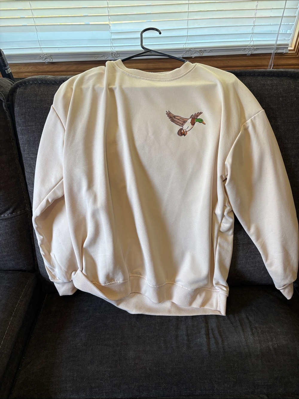Cream Women's Crewneck Sweatshirt with Embroidered Mallard